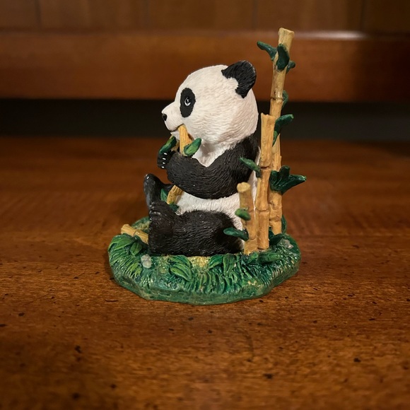 Vintage Giant Panda from the Protect Nature’s Innocents Sculpture Collection - Picture 6 of 6